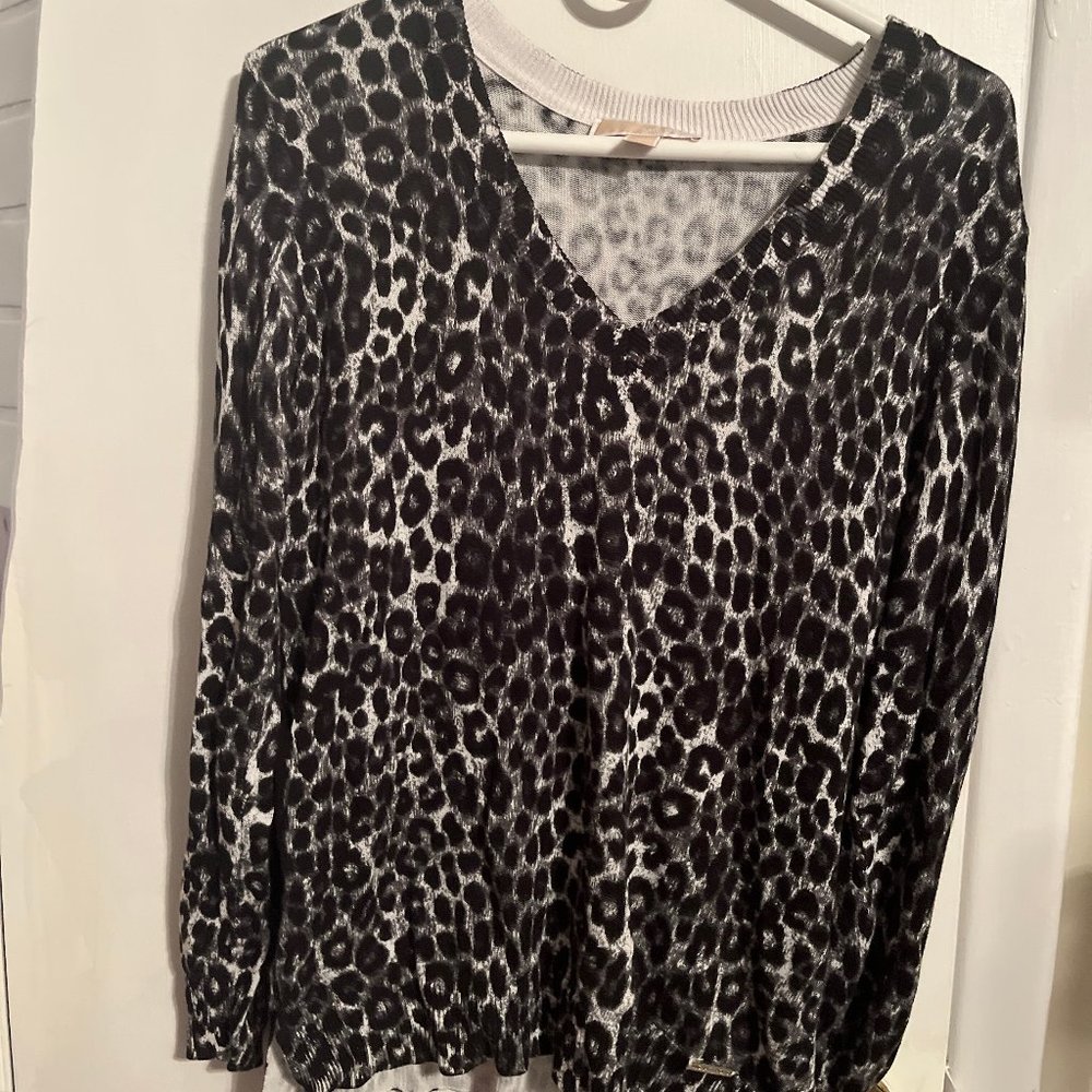 MICHAEL KORS ANIMAL PRINT V-NECK SWEATER  SZ M